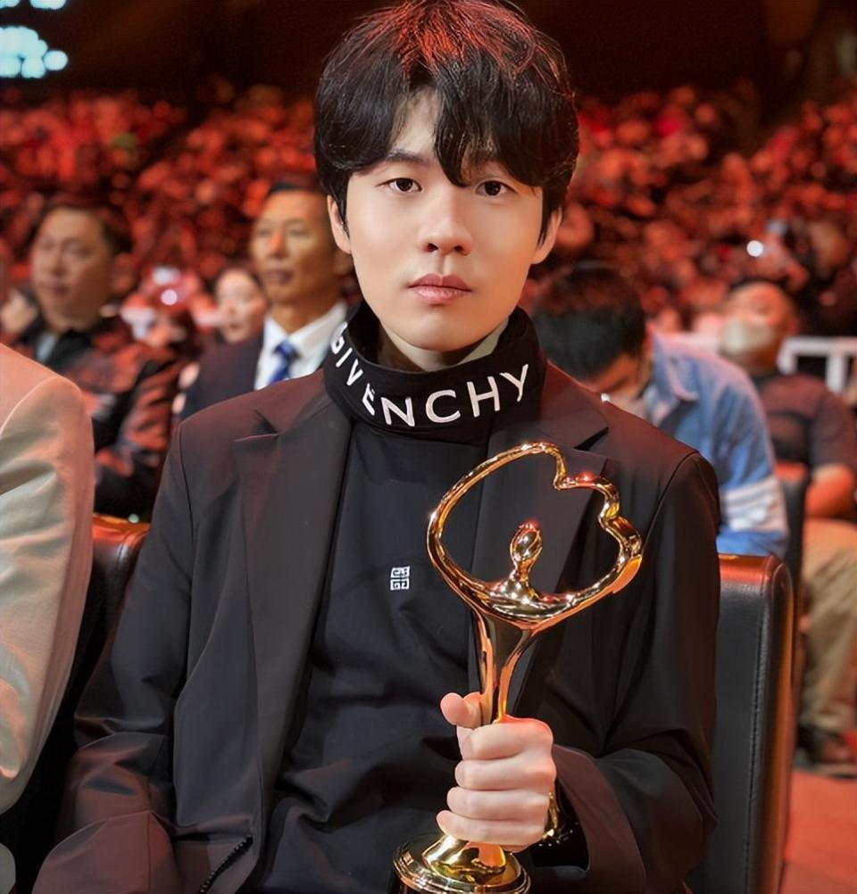 九游游戏平台 Rookie重返赛场，战术调整首场状态出色，澳大利亚队观众沸腾！