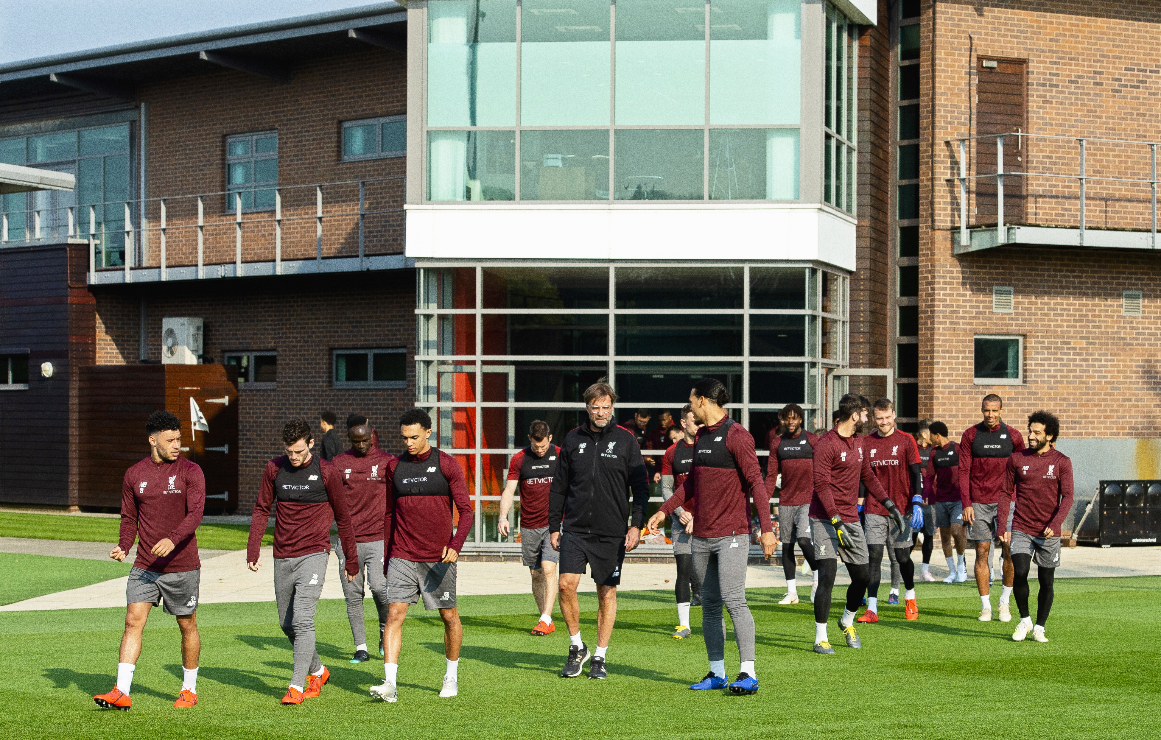 关于波特兰开拓者外线爆发备战欧冠集结日瓦伦西亚调整名单以备欧联，费城76人赛后回应争议看傻球迷的信息